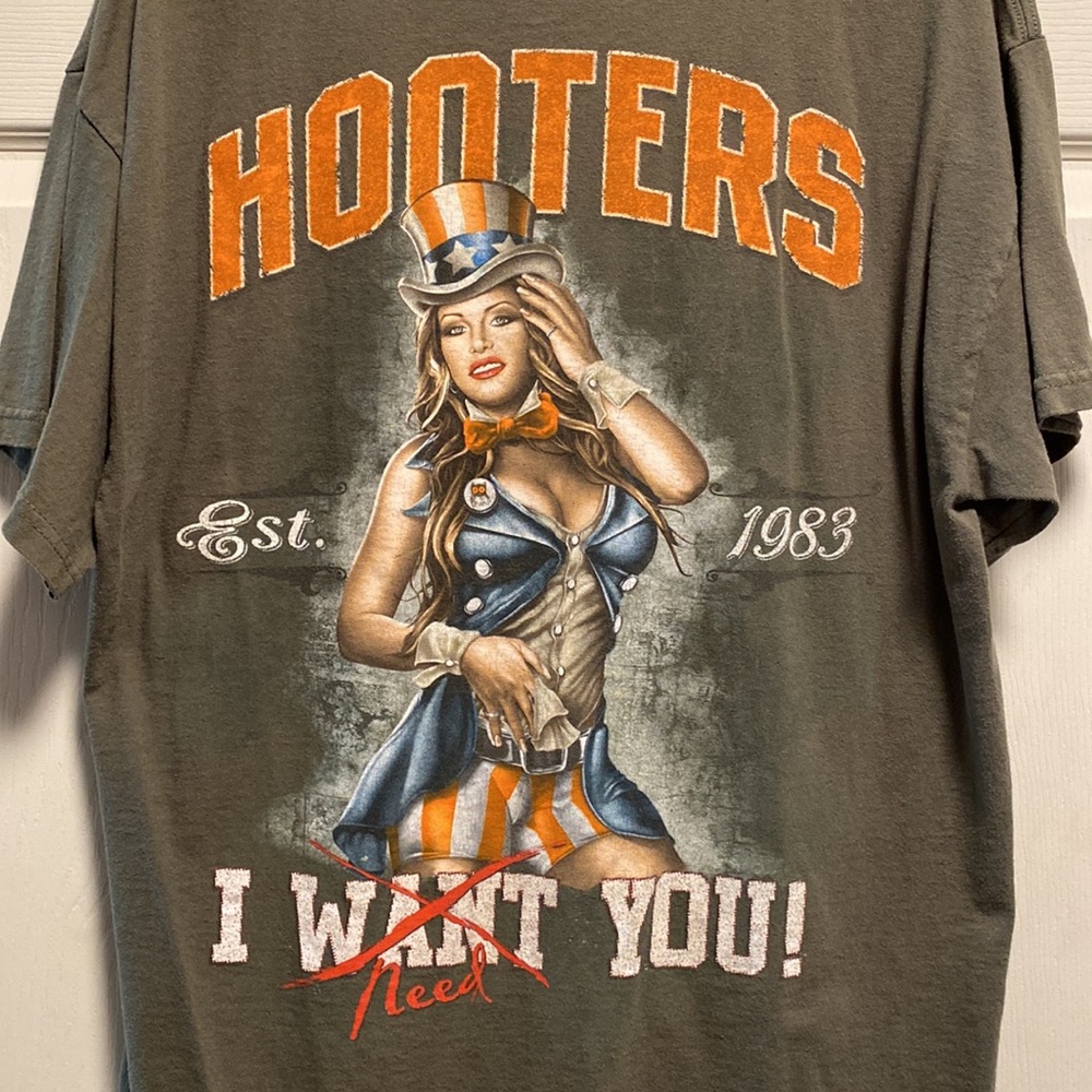 HOOTERS t-shirt